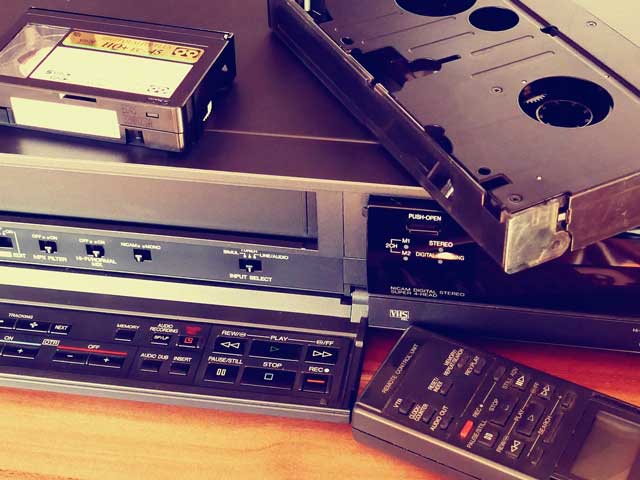 PRZEGRYWANIE – kaset VHS, 8mm, HI 8mm na DVD; zdjęć, negatywów, slajdów na CD i DVD; DVD na VHS; zdjęcia z kaset video i płyt DVD
